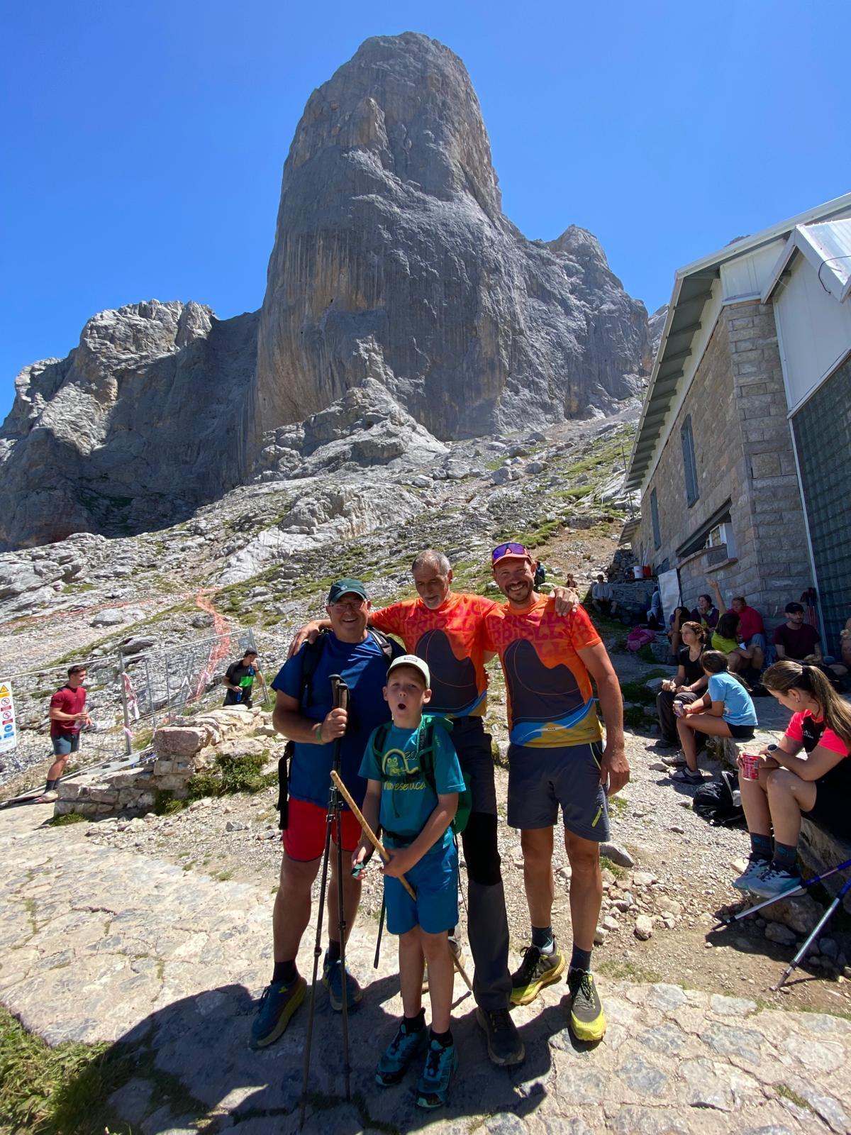 Juanjo Álvarez, a la izquierda, con varios turistas en la ruta del refugio del Urriellu