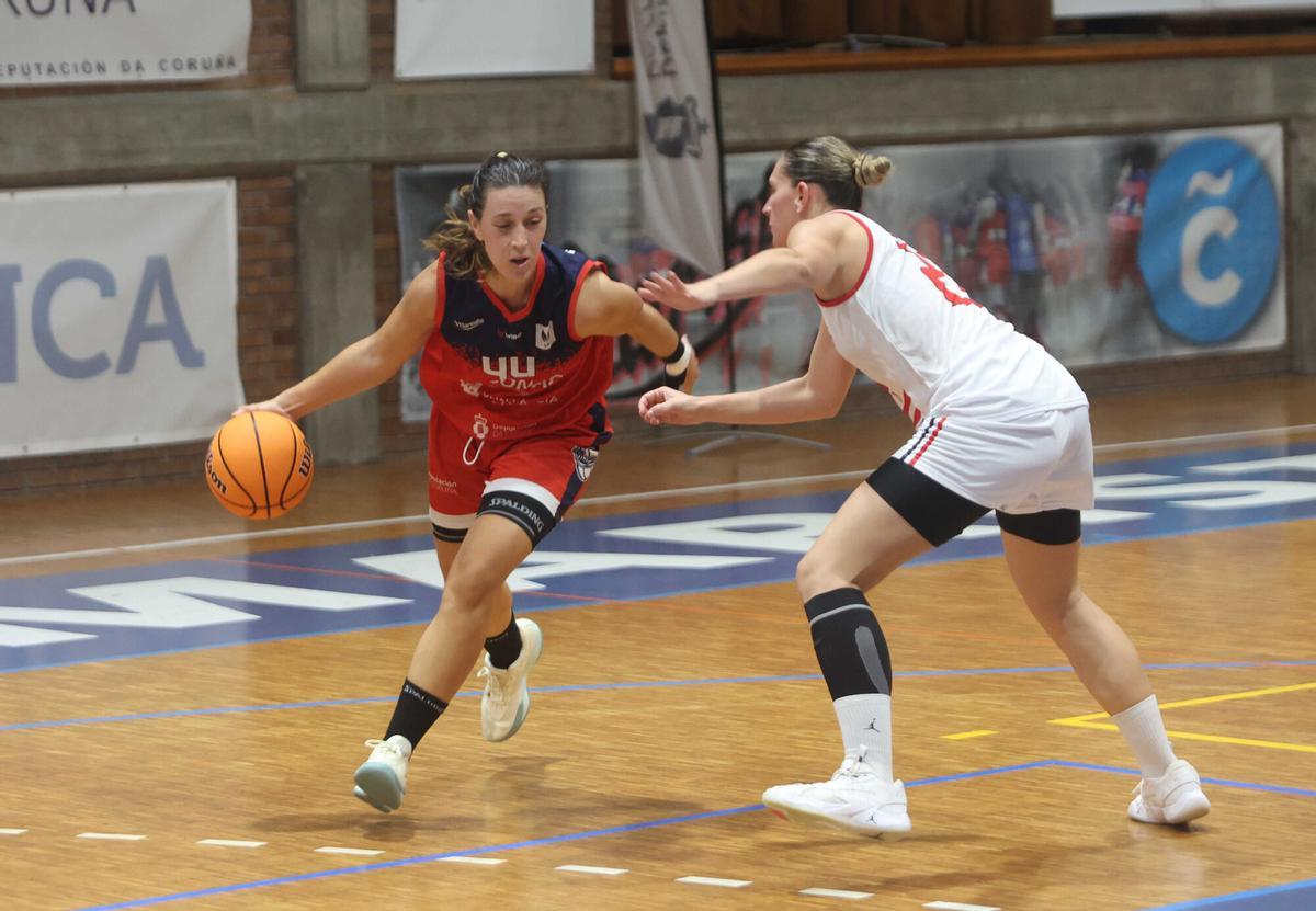 Andrea Pérez ataca la canasta en el último Maristas-GEiEG.