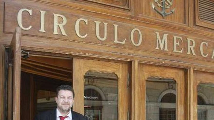 Ignacio Pérez Amoedo, ayer, a la entrada de la sede del Mercantil.