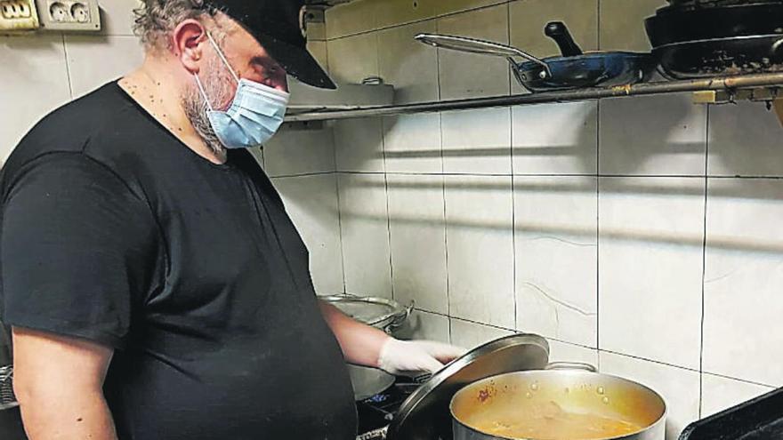 Ramón Neira pertrechado para la ocasión en la cocina del Bahía.