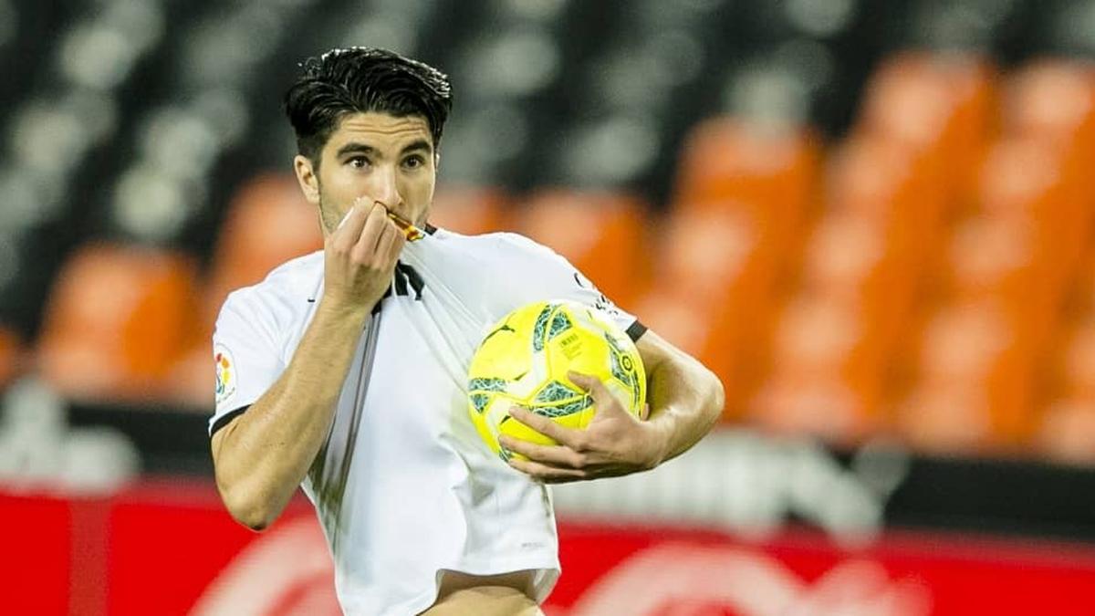 Carlos Soler, besando el escudo del Valencia