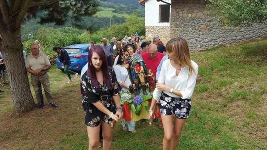 Procesión de San Roque, ayer, en Arobes.