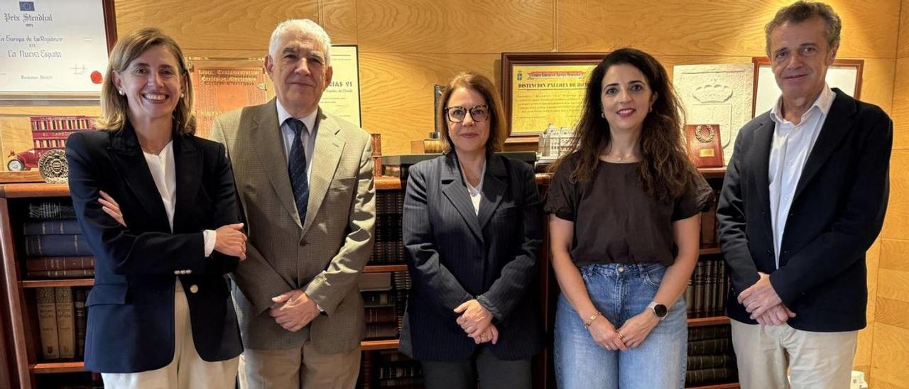 Por la izquierda, Eva Pando, Mario Díaz, Ángeles Rivero, Verónica Cañal y Jaime Fernández, en la redacción central de LA NUEVA ESPAÑA, antes de su reunión para fallar el premio. | AMOR DOMÍNGUEZ