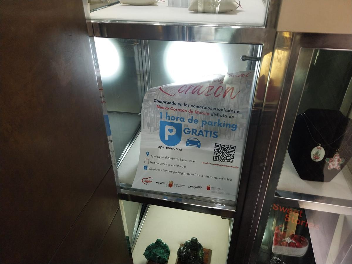 Una joyería de la calle Jabonerías ya luce el cartel de la campaña.