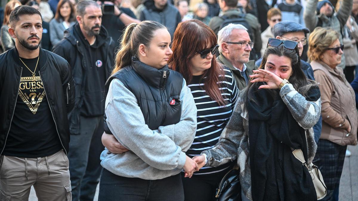 Crevillente guarda un minuto de silencio por la joven fallecida en un incendio y su alcaldesa pide respetar las investigaciones policiales