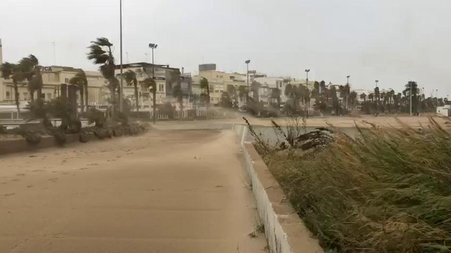 El viento levante la arena en suspensión en el paseo marítimo de València