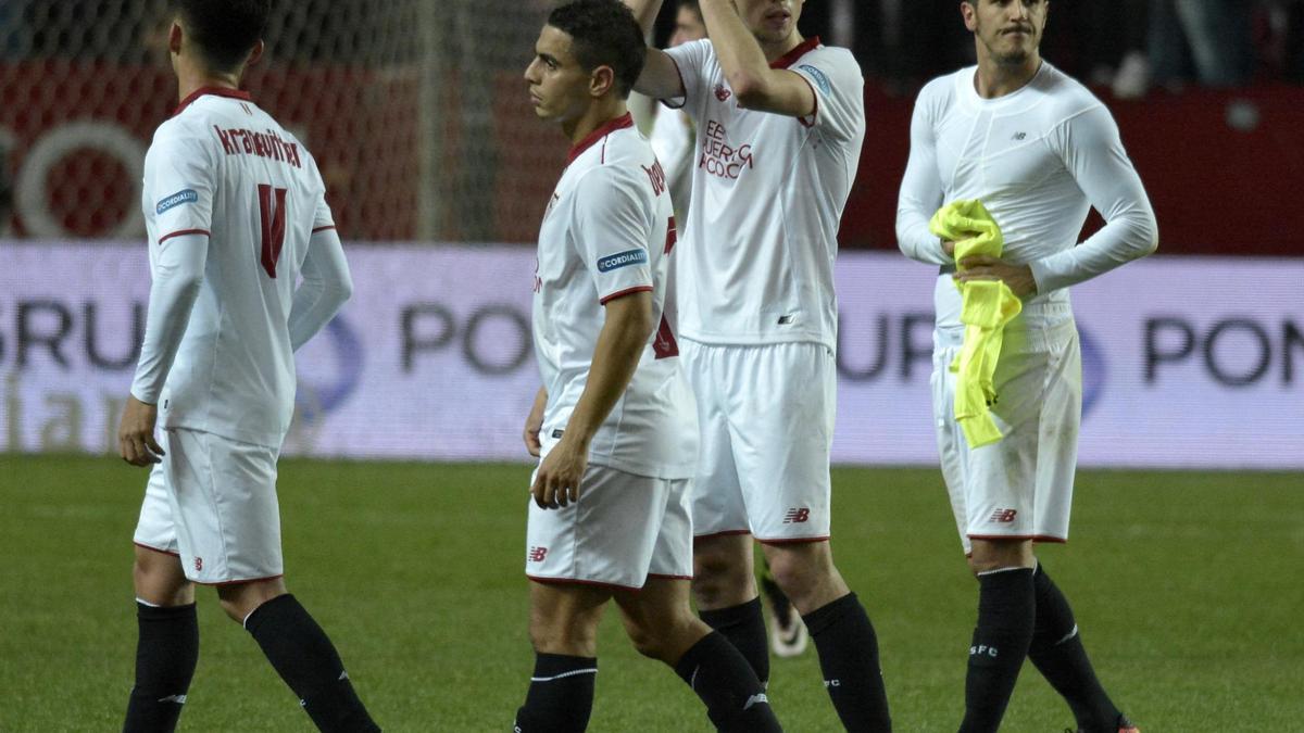 Los jugadores del Sevilla agradecen la ovación de la grada al término del partido frente al Real Madrid. / Manuel Gómez