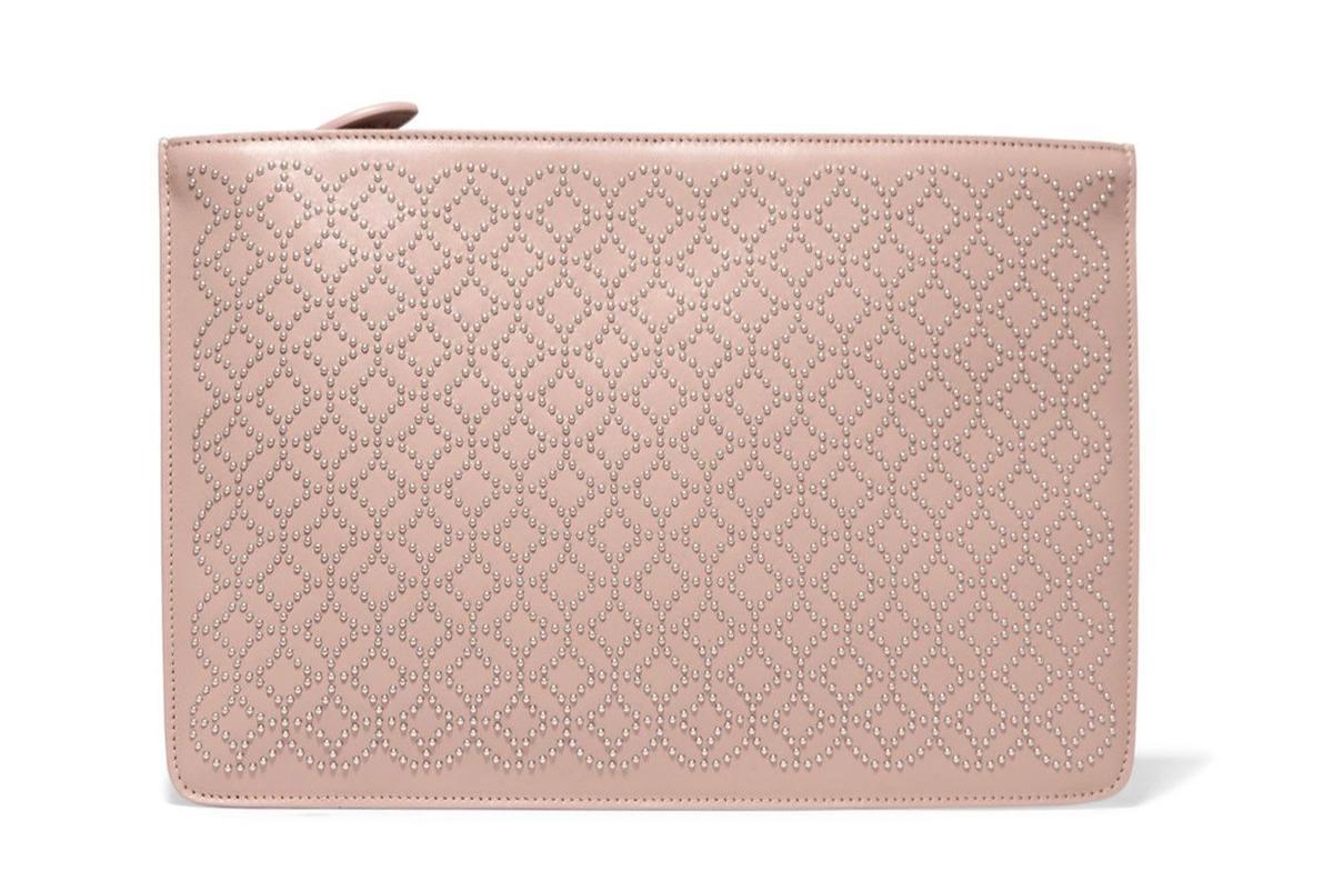 Clutch rosa con detalles plateados