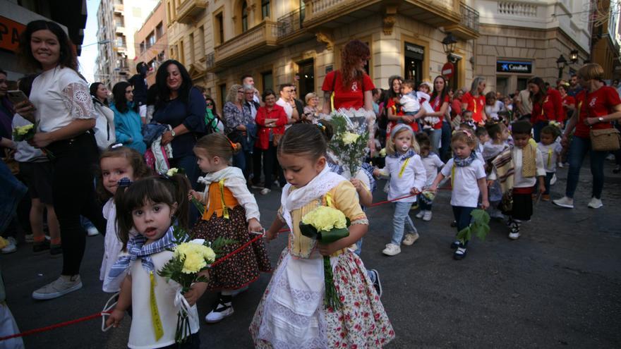 Milers de flors i pura tradició en l’ofrena al patró de Vila-real