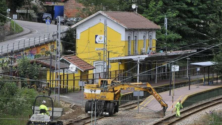 Operarios trabajando en la estación de Carbayín, donde el tráfico permanece interrumpido.