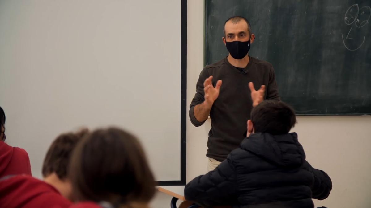 Joves aprenent com es componen les cançons, en un curs sobre el cant redoblat que imparteix Vicent Marí "Palermet"
