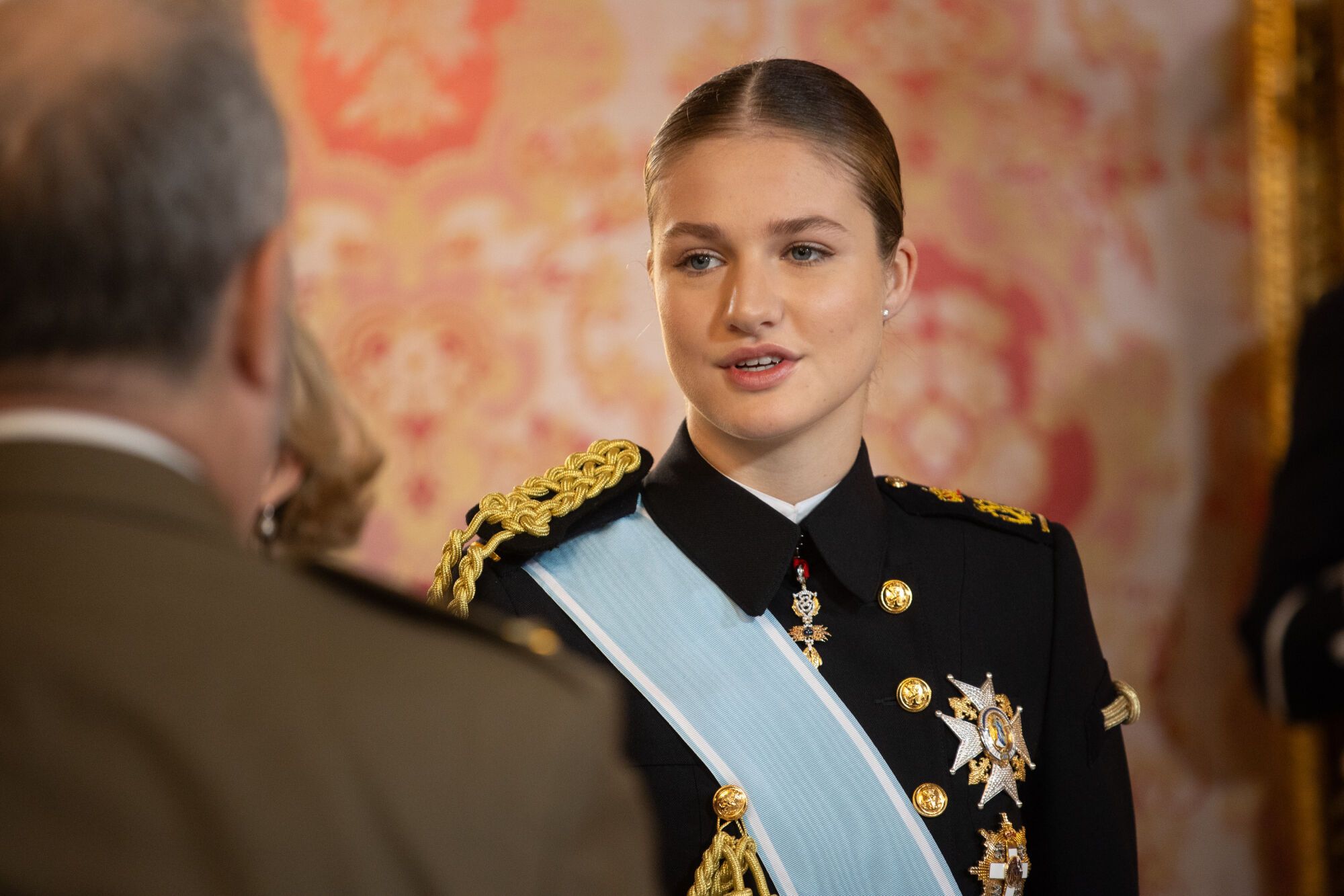 La Princesa Leonor, durante la Pascua Militar, en el Palacio Real, a 6 de enero de 2025, en Madrid (España). La Pascua Militar es una ceremonia que celebra la recuperación de la localidad menorquina de Mahón el 6 de enero de 1782, que se encontraba en poder de los ingleses, durante la cual se realiza un balance de las vicisitudes del año anterior y se marcan las líneas de acción que se desarrollarán en el siguiente. Durante el acto, se rinden honores mediante el himno nacional y una salva de 21 cañonazos, y el Rey Felipe VI pasa revista. Posteriormente, se realiza la imposición de condecoraciones militares a aquellos civiles y miembros de las Fuerzas Armadas que se han hecho acreedores de ellas durante el año vencido. 06 ENERO 2025 Alejandro Martínez Vélez / Europa Press 06/01/2025. Alejandro Martínez Vélez;category_code_new;