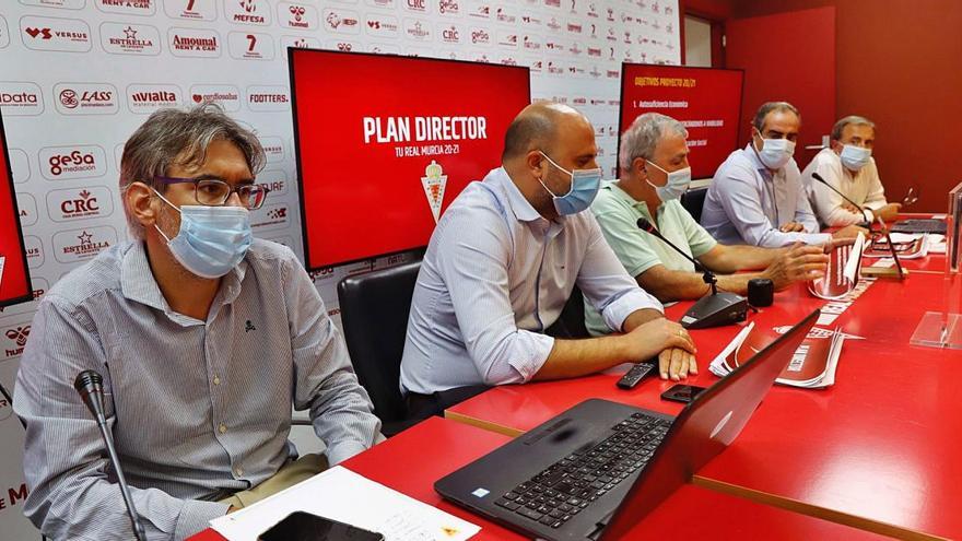 Francisco Tornel, presidente del Real Murcia, con integrantes del Consejo de Administración.