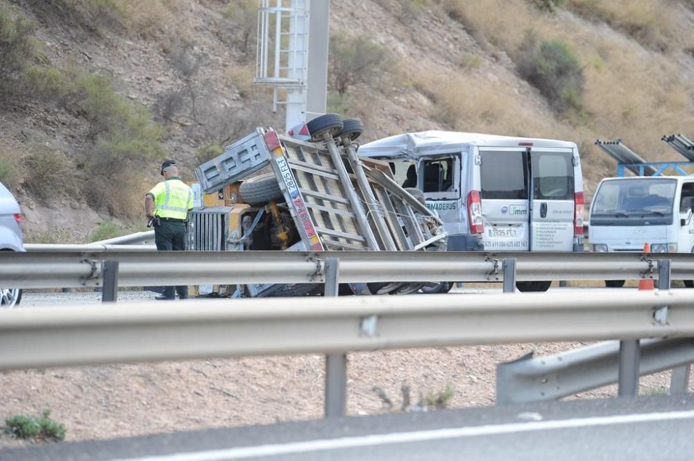 Atascos kilométricos tras el accidente de una furgoneta en la A7