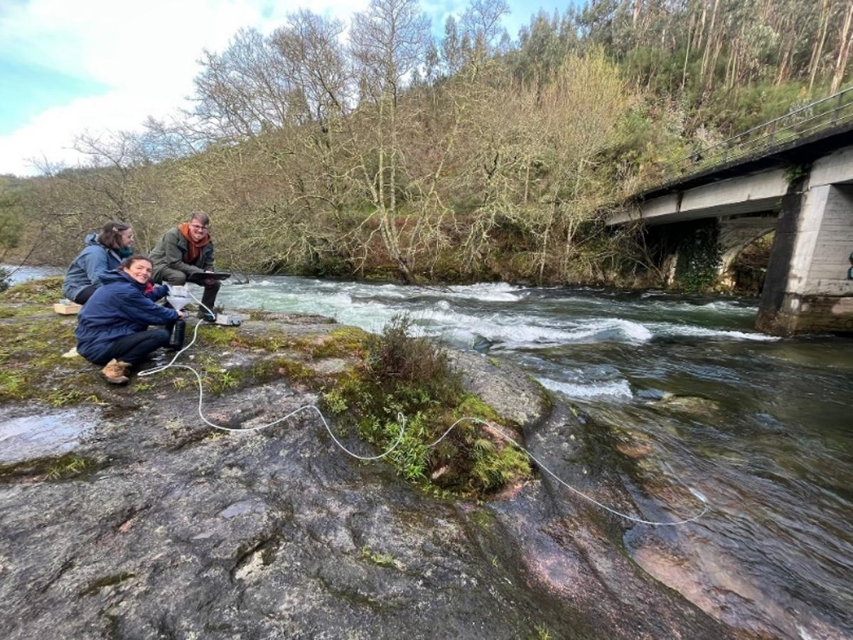Muestreos de agua en río.