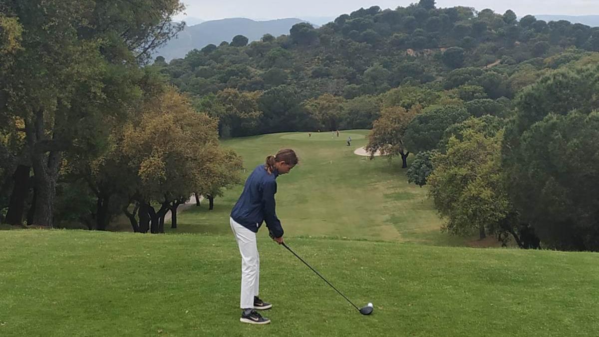 Carmen Crespín, en la salida de un hoyo, durante la Copa Albolafia.