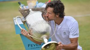 Feli López besa el trofeo de campeón en Queen’s.