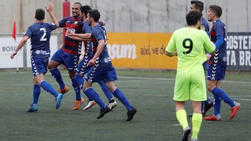 Els jugadors del Llagostera, celebrant un gol durant el partit amb el Santboià.