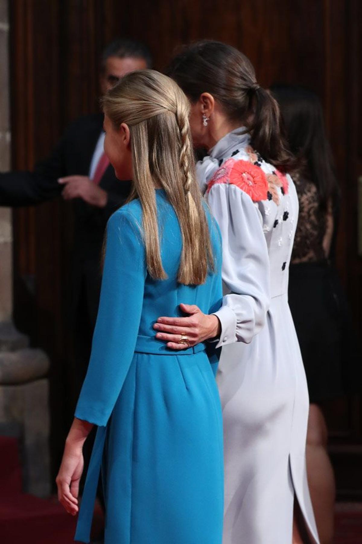 La espalda del vestido floral de la reina firmado por Pertegaz