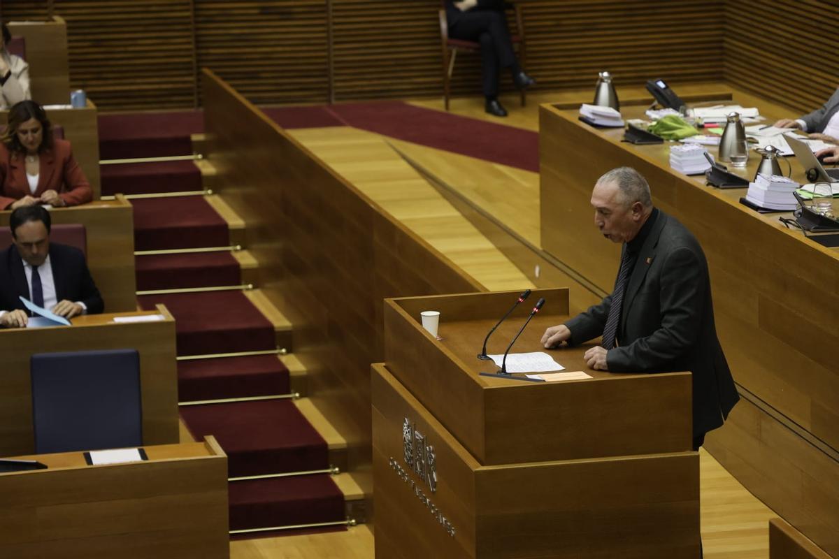 Joan Baldoví realiza la réplica a Pérez Llorca, este jueves, en las Corts.