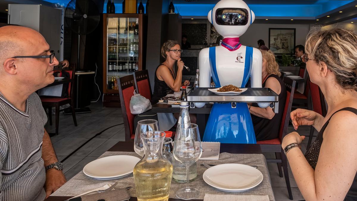 Un robot camarero en Rapallo, Italia.