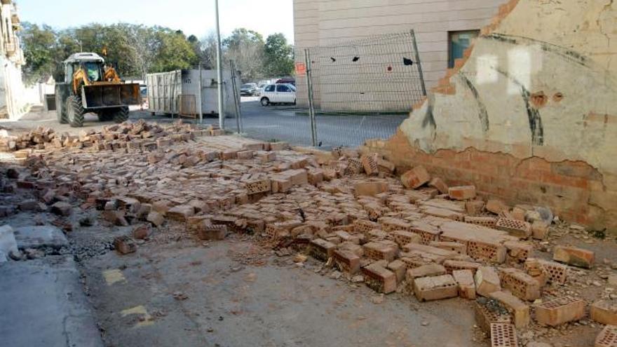 Operarios del Ayuntamiento de Valencia recogen los cascotes del muro del Museo San Pio V que derribó el viento sin causar daños personales.