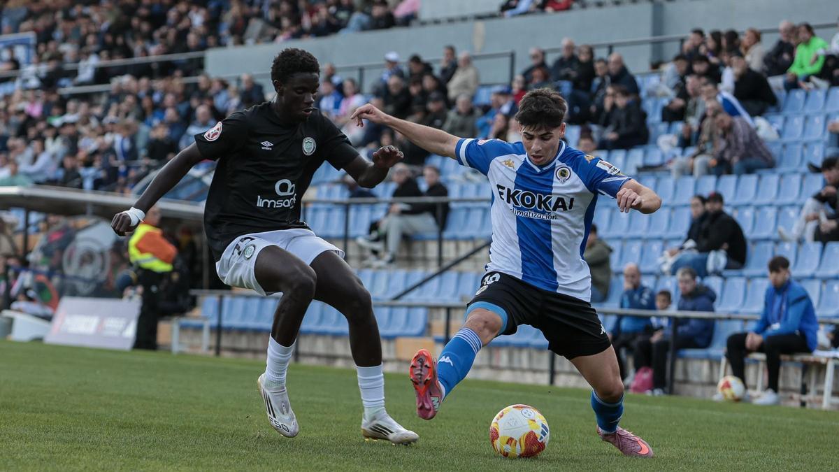 Nico Espinosa encara al jugador del Juventud Torremolinos Usse Diao, autor del 0-1, antes de quedarse en la ducha al descanso.