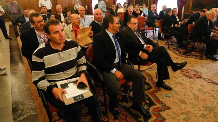 Los cofrades, ayer, en el salón de recepciones del Ayuntamiento.