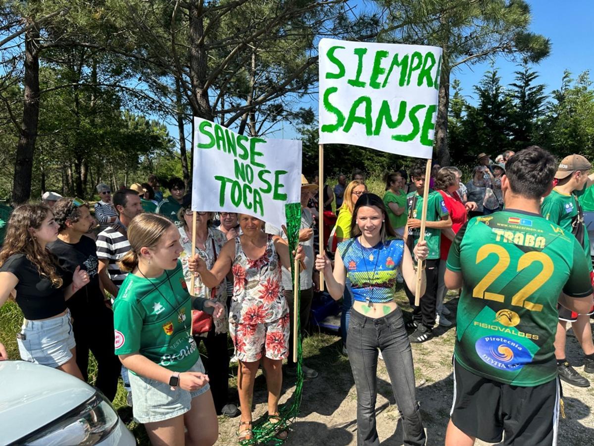 Un grupo de vecinos durante su protesta.
