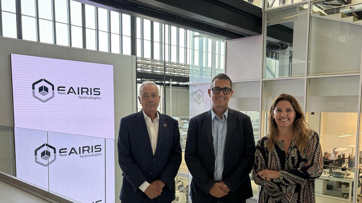 Pere Navarro, presidente ejecutivo del CZFB, y Blanca Sorigué, directora general del CZFB, dan la bienvenida a EAIRIS Technologies, representada por su fundador, Jordi Gutiérrez.