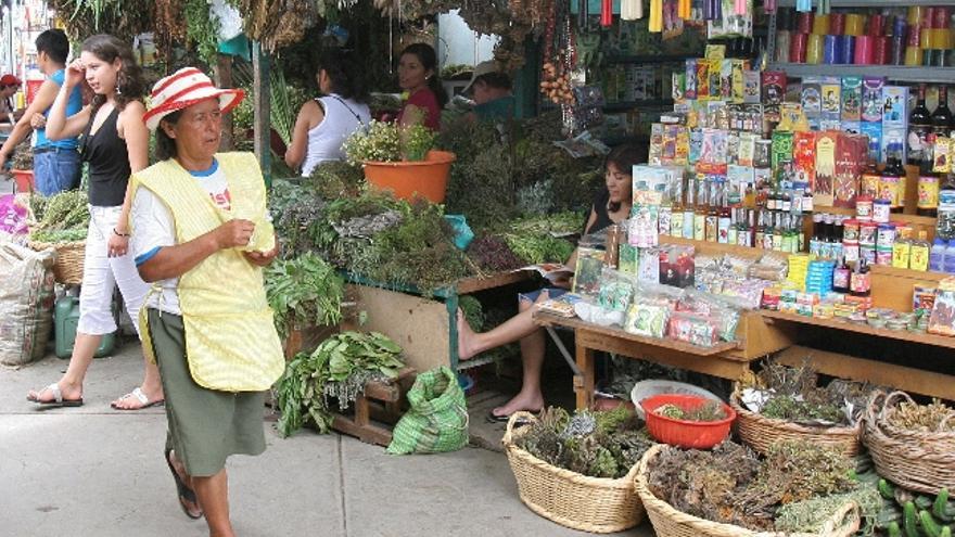 Los ritos chamánicos, protagonizados por el mágico cactus San Pedro, siguen siendo una tradición viva en el norte de Perú, donde sus pobladores buscan en los mercados de plantas restablecerse de sus males y saber qué les deparará el futuro. Multitud de adivinos y curanderos se dan cita en el Mercado Modelo o de los Brujos, uno de los más apasionantes de Perú y ubicado en la ciudad de Chiclayo. Allí, ancianos, madres con sus hijos y jóvenes buscan remedios a sus males físicos y también de amor. En la imagen, de 24 de marzo de 2007, una vendedora de productos medicinales naturales y afrodisiacos en el Mercado Modelo o de los Brujos en Chiclayo. EFE/archivo/Paolo Aguilar