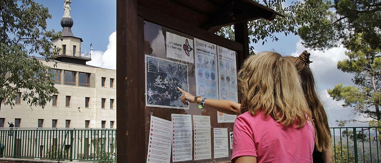 Visitantes en el parque natural de la Font Roja. | JUANI RUZ