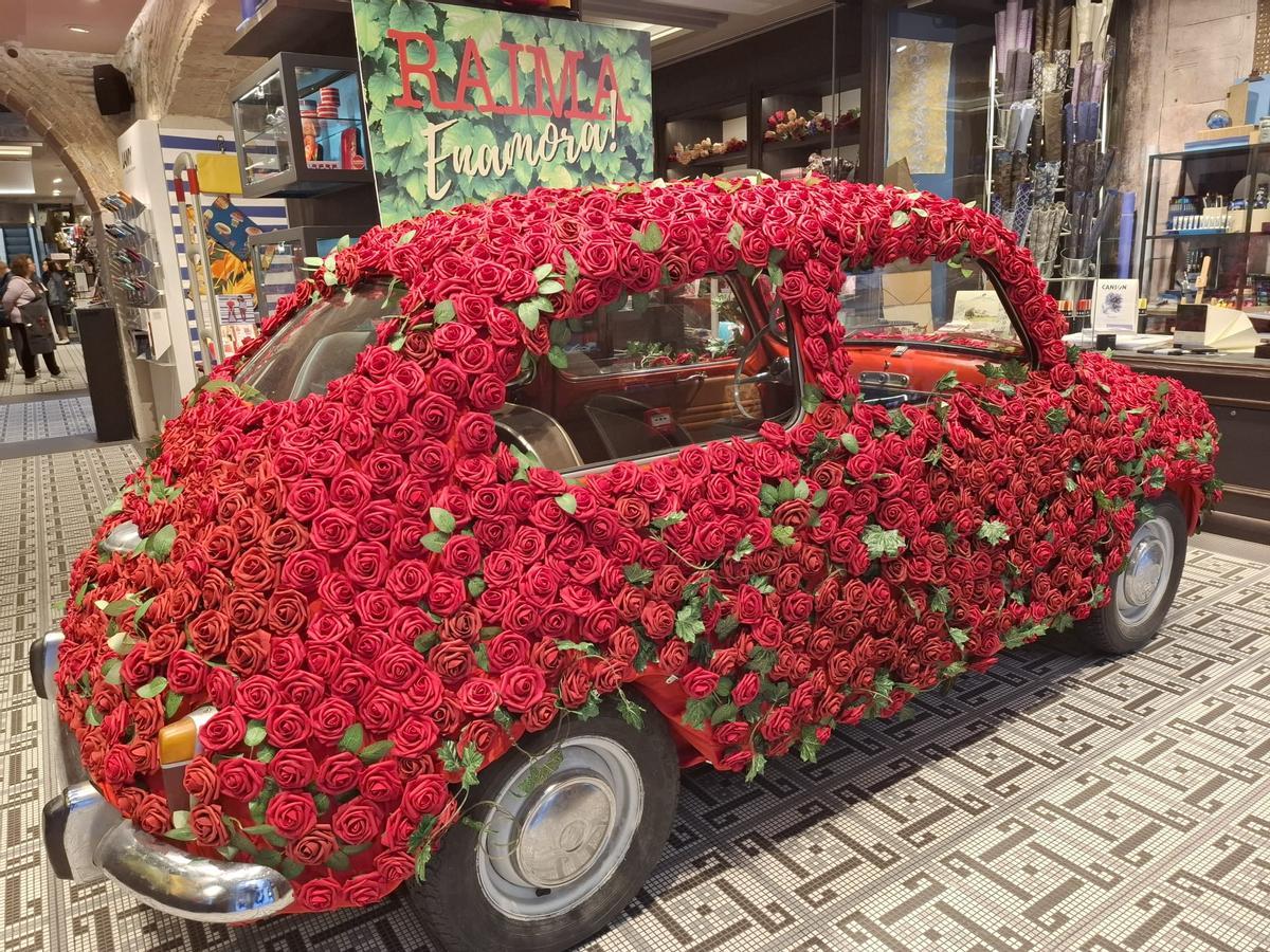 Seat 600 cubierto en rosas.