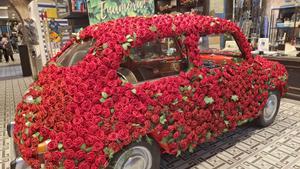 Seat 600 cubierto en rosas.