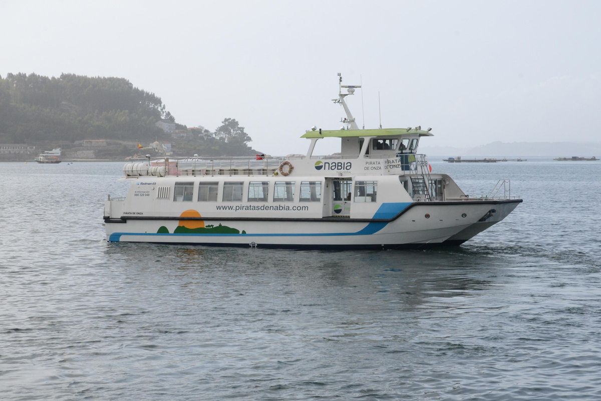 Uno de los barcos maniobra para salir desde el puerto de Bueu hacia Ons, este fin de semana.