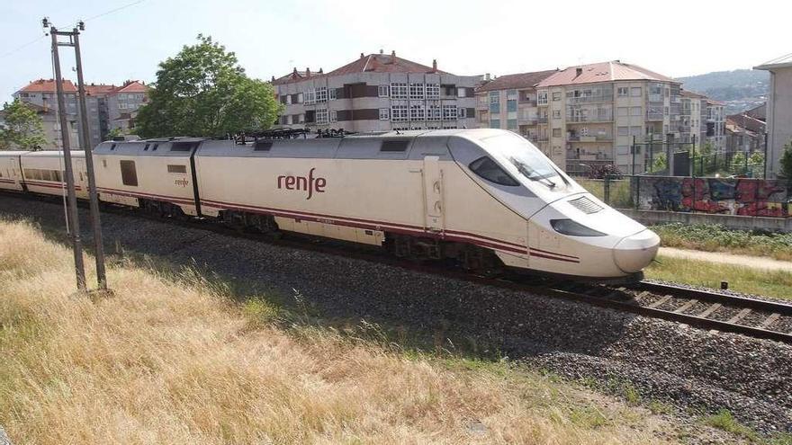 El tren Alvia, que hace el recorrido Ourense-Santiago, a la salida de la estación Empalme, en donde se construirá la intermodal. // Iñaki Osorio