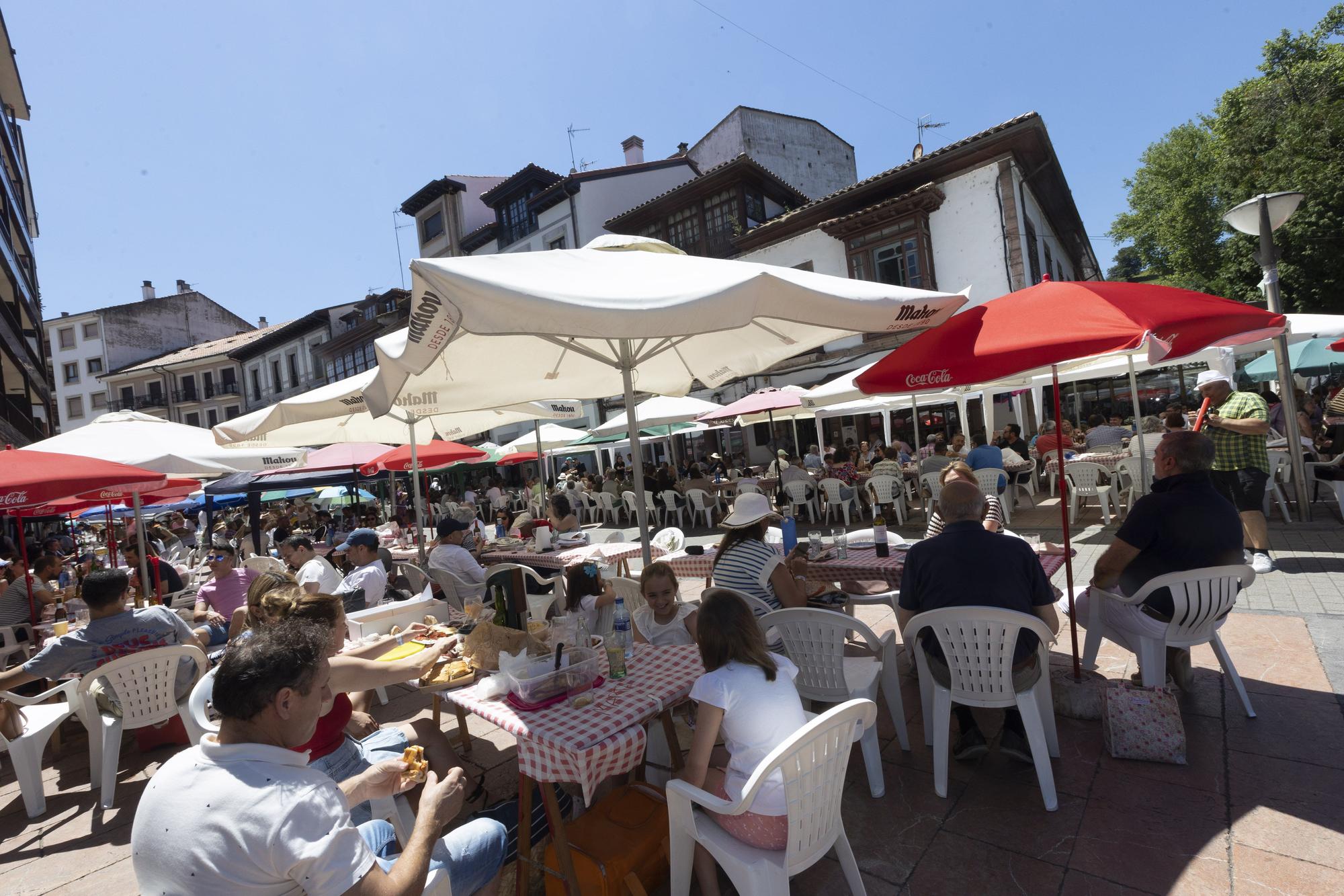 Grado hasta la bandera: lleno total en la comida en la calle de la villa moscona, más multitudinaria que nunca