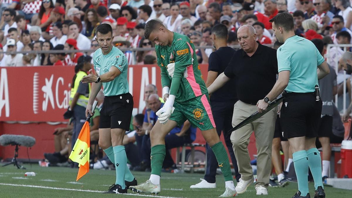 Krapyvtsov, en el moment d'entrar al camp contra el Rayo arran de l'expulsió de Gazzaniga