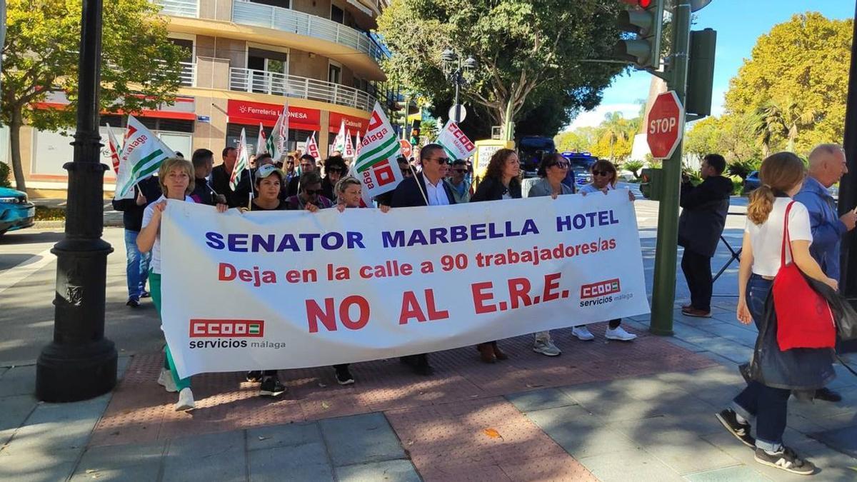 Trabajadores del hotel Senator, protestan contra el ERE, durante un recorrido por Marbella.
