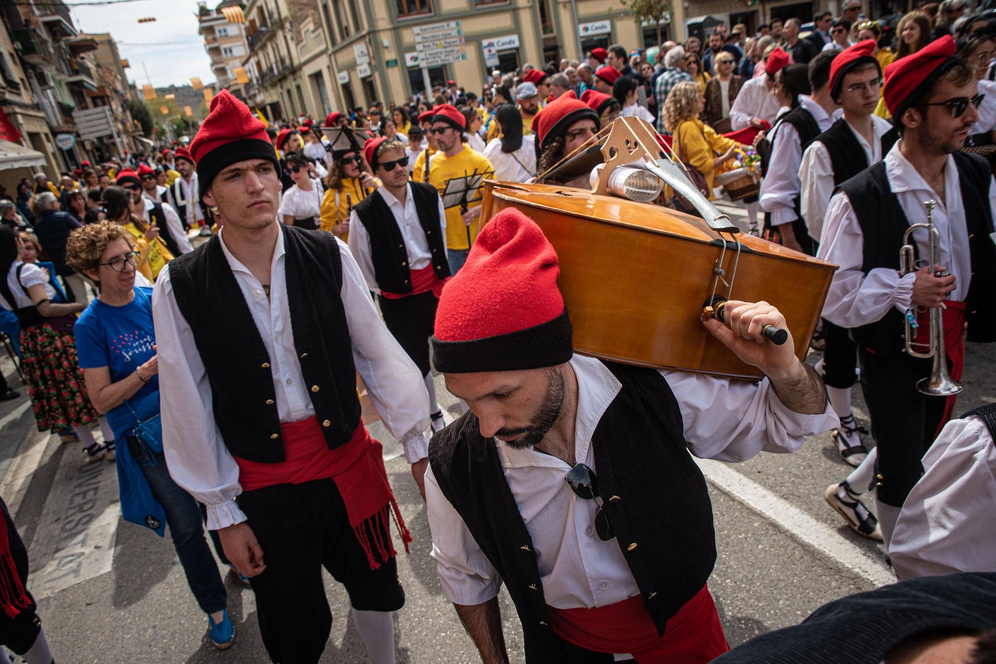 Els caramellaires omplen Súria de música, dansa i festa