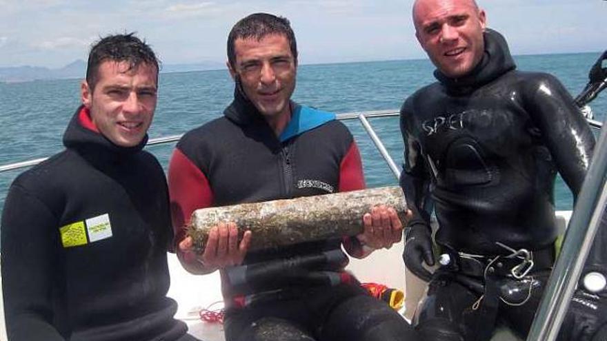 Tres submarinistas hallan en la costa de Dénia un lingote de plomo de la época romana