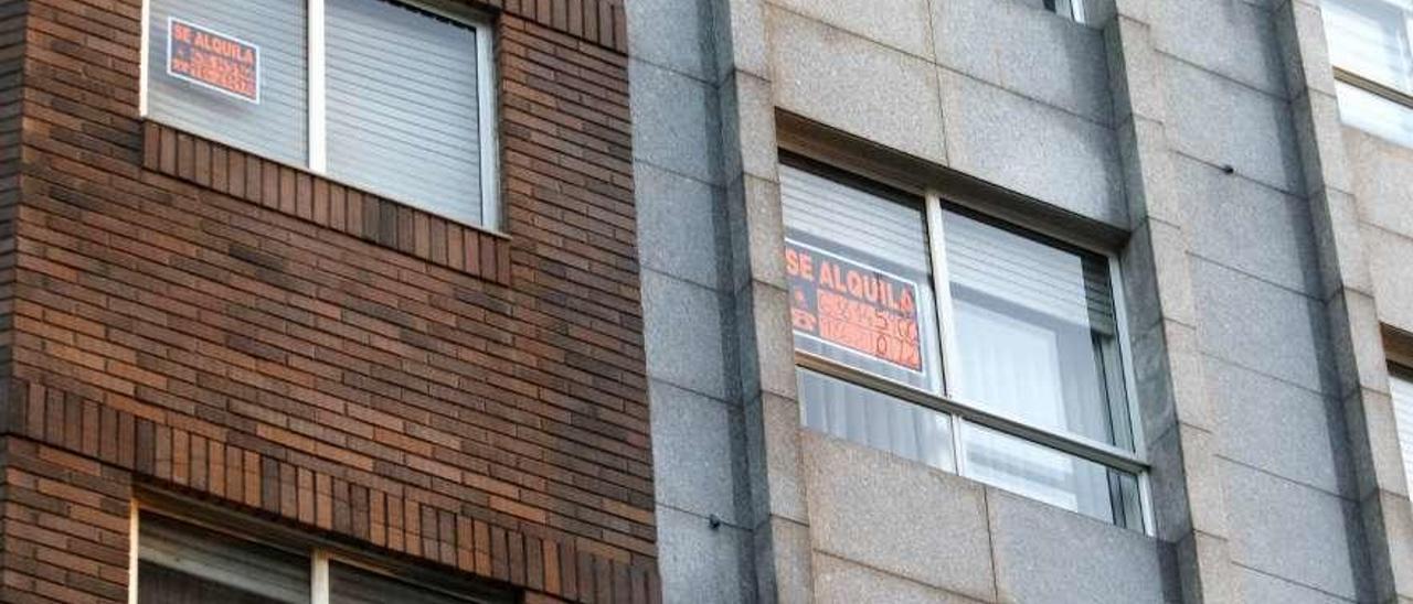 Anuncios de alquiler en la fachada de un edificio de Vigo. // Alba Villar