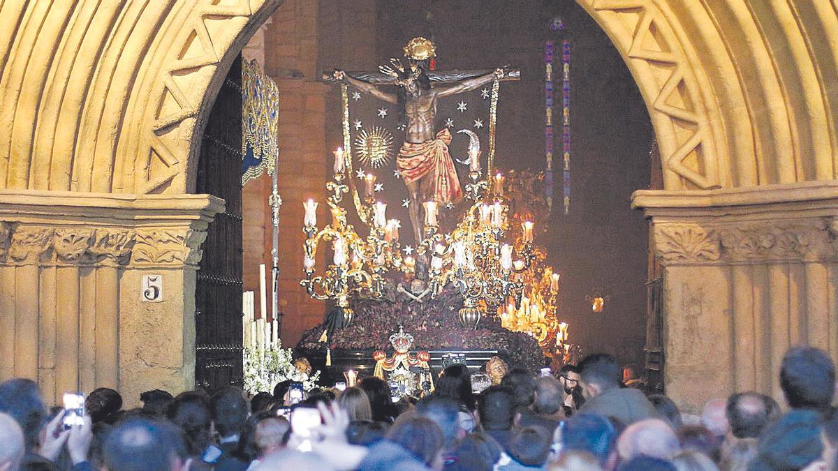 Cristo del Remedio de Ánimas en su salida del Lunes Santo.