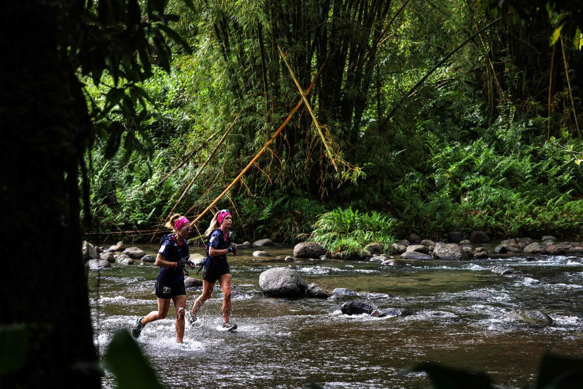 Competición multideportiva exclusivamente femenina Raid des Alizes en la isla caribeña francesa de Martinica, cada equipo representa una organización benéfica