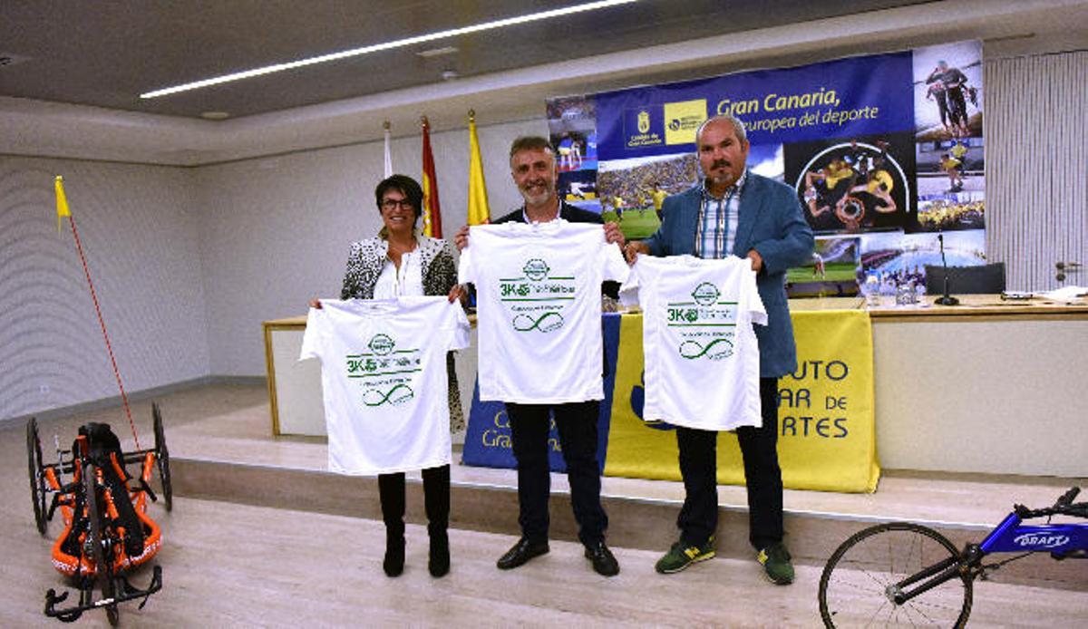 Los consejeros Máñez (i) y Torres (c), junto a Juan Carlos Hernández.