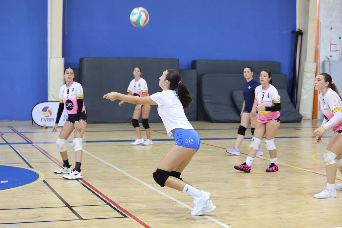 Todas las imágenes de las jornadas de tecnificación de vóley en el Polideportivo Es Viver