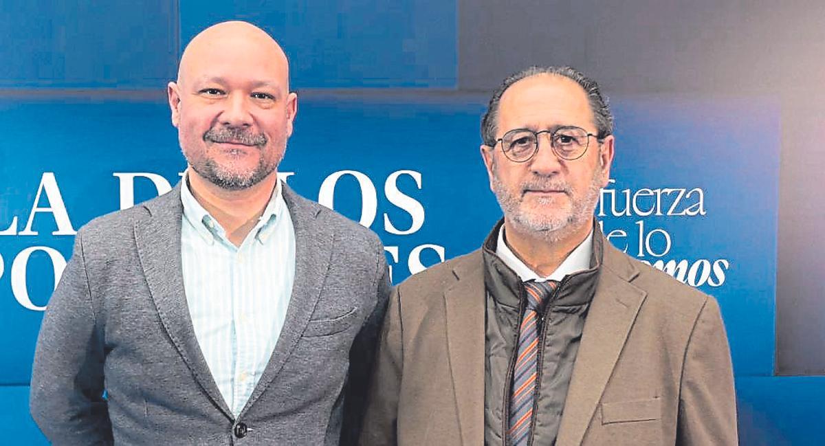 A la derecha, Pío Hernández, vicepresidente de la Junta Central de Usuarios del Vinalopó, l’Alacantí y Consorcio de Aguas de la Marina Baixa,  y el técnico de la misma entidad de regantes y abastecimiento Vicente Bichan.