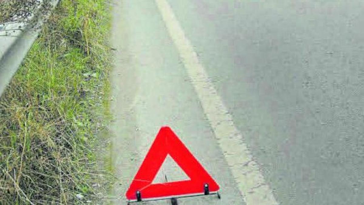 Un triángulo en carretera; en el círculo, la luz de emergencia. | DM