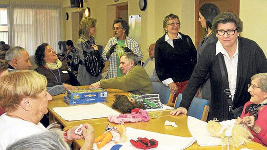 Una visita institucional realizada a los usuarios de la Llar en 2012.