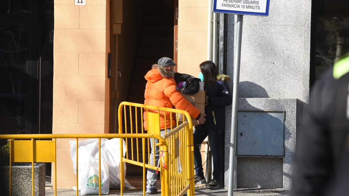 Els veïns afectats per l'incendi del bloc de pisos tornen a l'edifici per recollir objectes personals